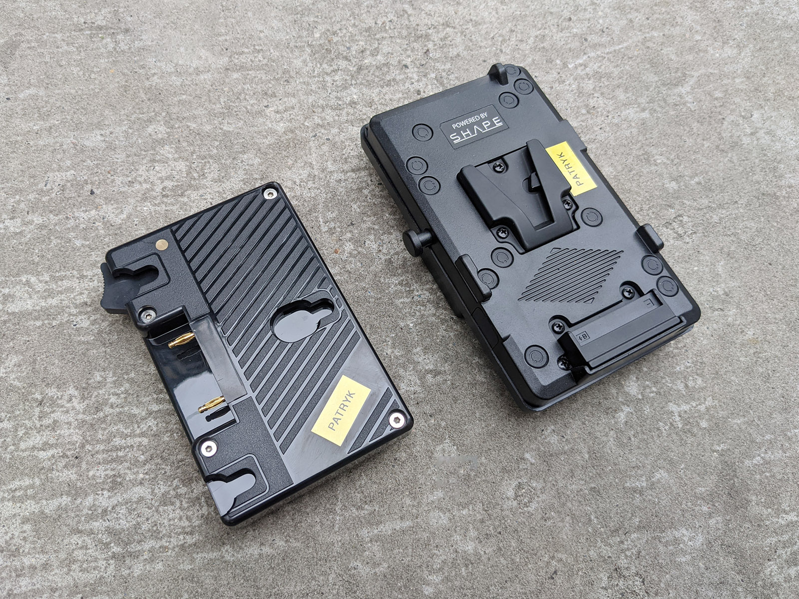 V-Mount to Gold-Mount Adapter (and vice versa)