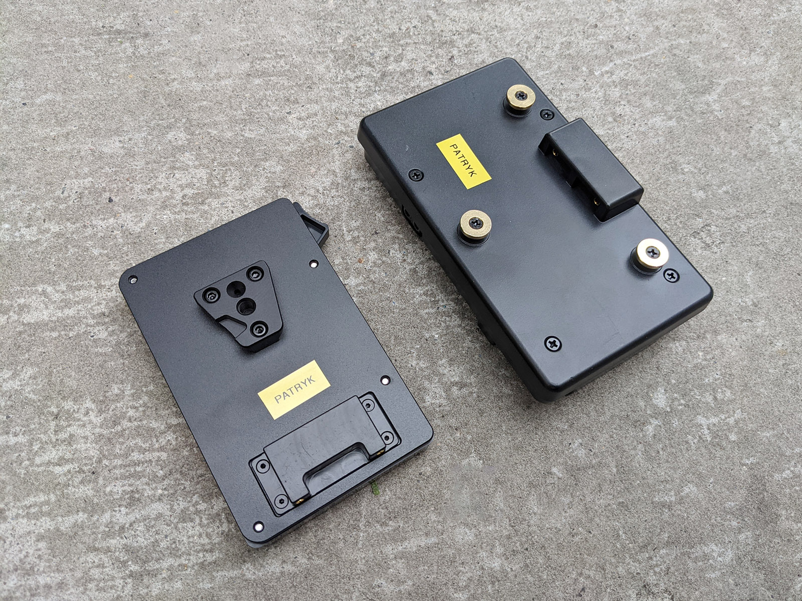 V-Mount to Gold-Mount Adapter (and vice versa)